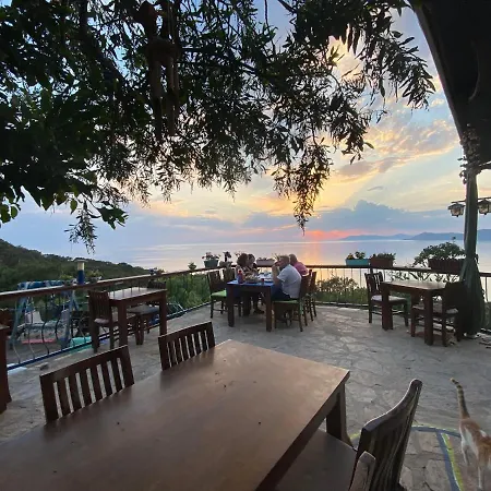 Casa Roja בית אירוח Cedit