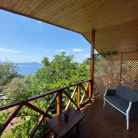 Casa Roja Alloggio in famiglia Faralya